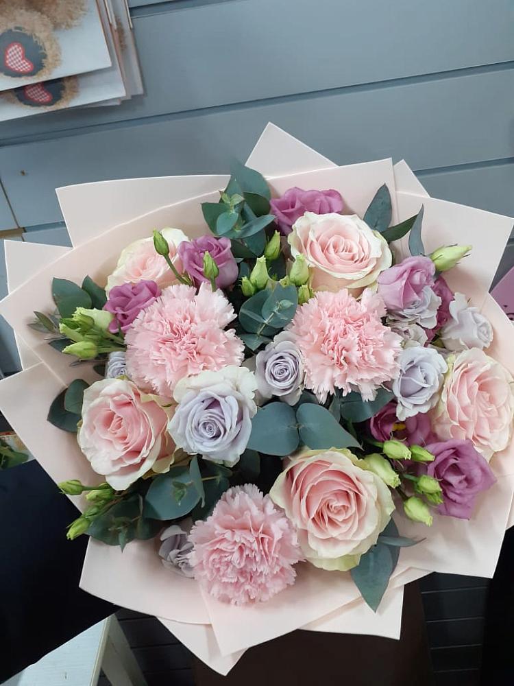 Букет цветов из: Розы, Гвоздики и Лизиантусы в Темижбекской